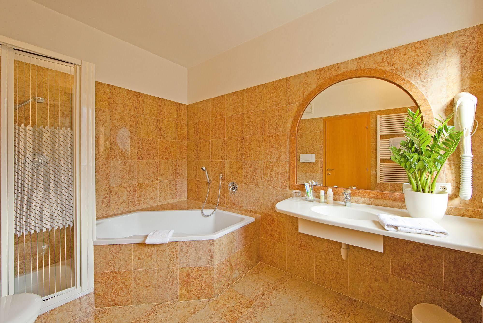 Hotel Tyrol Ora / Auer Экстерьер фото